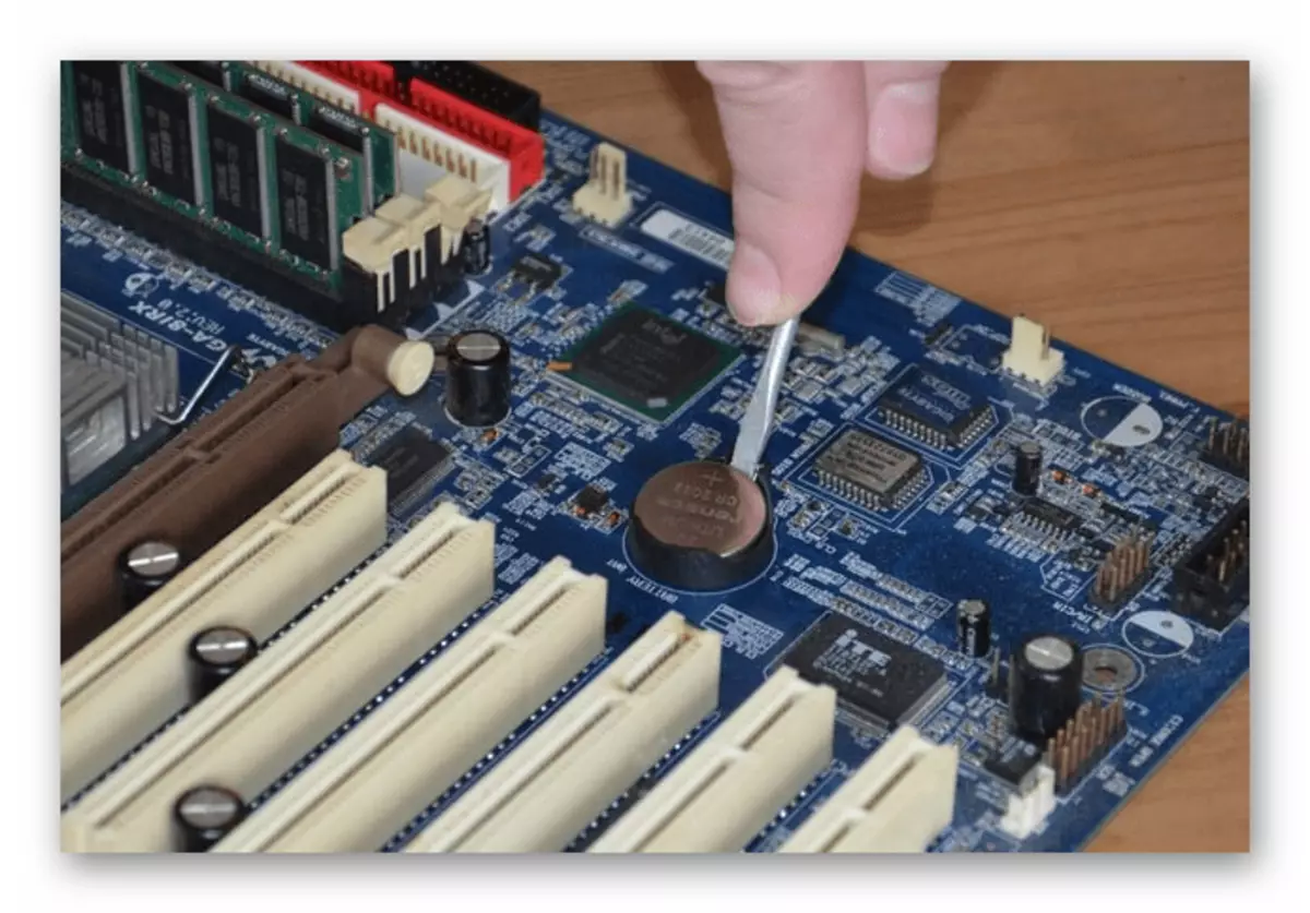 Obnovit nastavení BIOS odpojením prvku baterie na základní desce