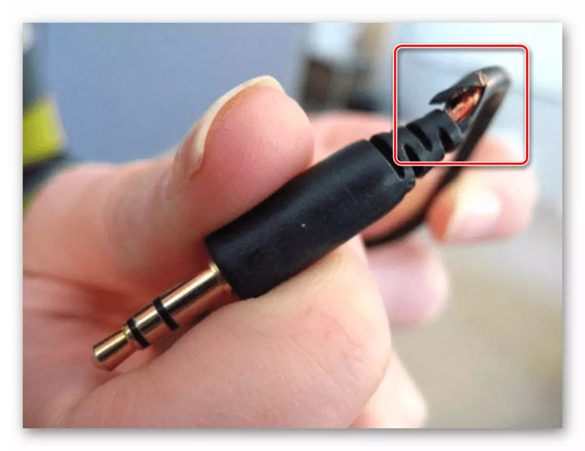 Перелом кабелю викликає відсутність звуку в навушниках