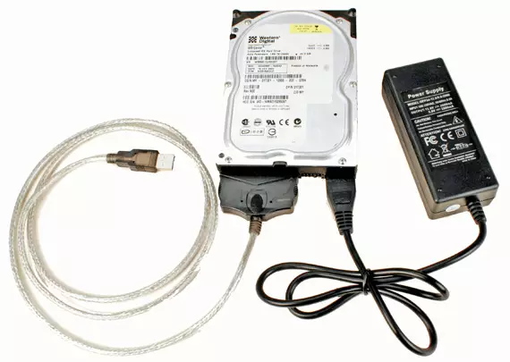 Adaptador IDE-USB da aparência para conectar uma unidade a um computador