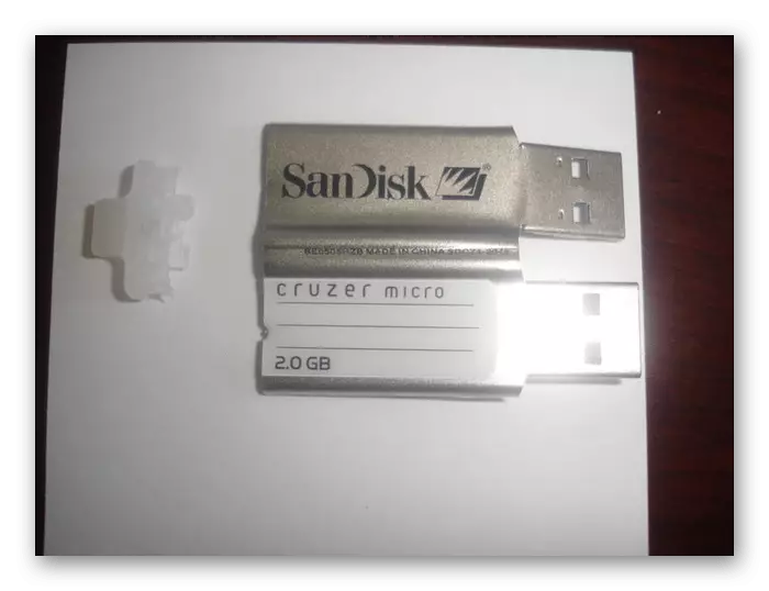 Kéngingkeun kartu aksés dina flash drive sareng desain anu dikaluarkeun