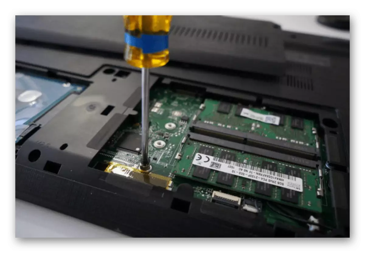 ایک لیپ ٹاپ میں M2 SSD تیز رفتار سکرو کو ہٹانے