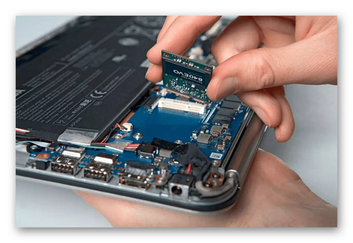 ల్యాప్టాప్లో SSD M2 ఫార్మాట్ను ఇన్స్టాల్ చేస్తోంది