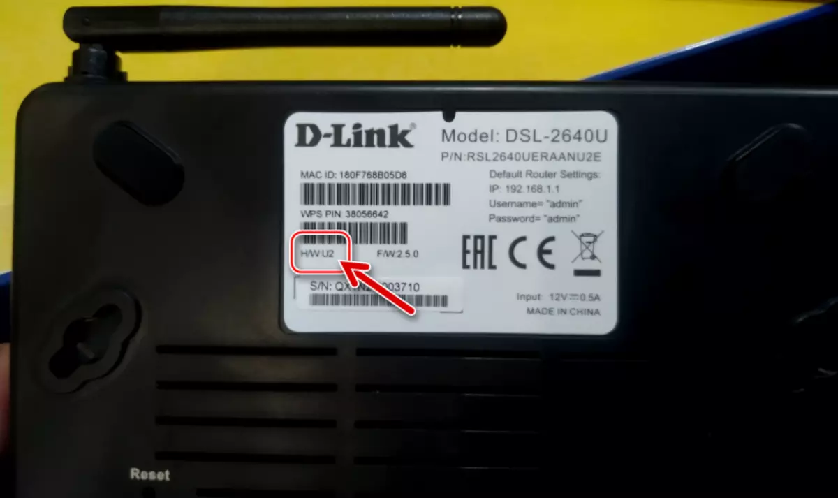 D-Link DSL-2640U Փոփոխություն (ապարատային վերանայում) սարքի տանիքի ներքեւի մասում գտնվող կպչուն պիտակի վրա