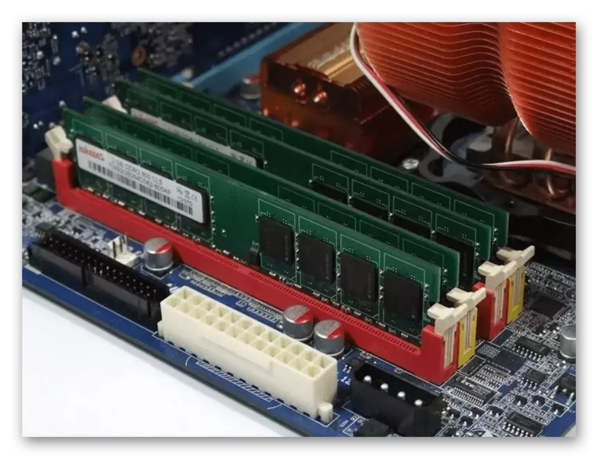 Sloturi de instalare RAM pe placa de bază