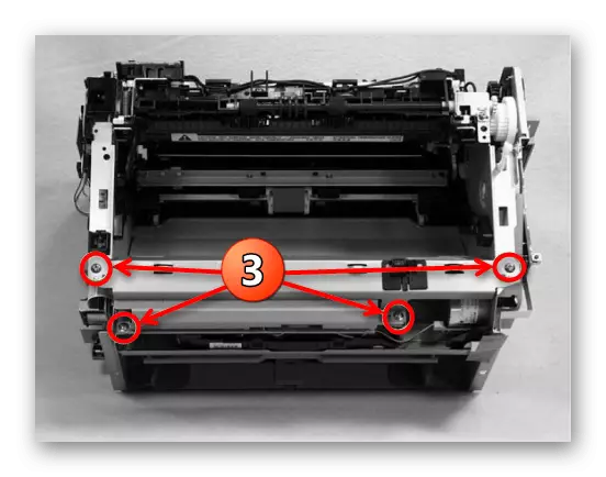 Відкручування кріплень панелі двигуна принтера Canon