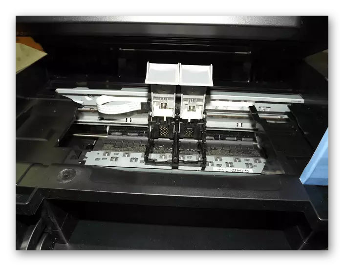 打开托架以安装佳能Pixma MP250打印机的墨盒