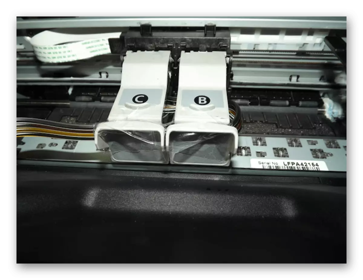 在Canon Pixma MP250打印机中安装墨盒后固定塞略的循环