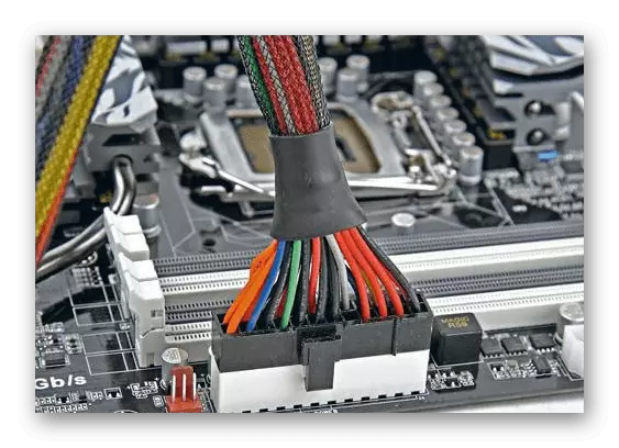 Menghubungkan catu daya ke motherboard komputer