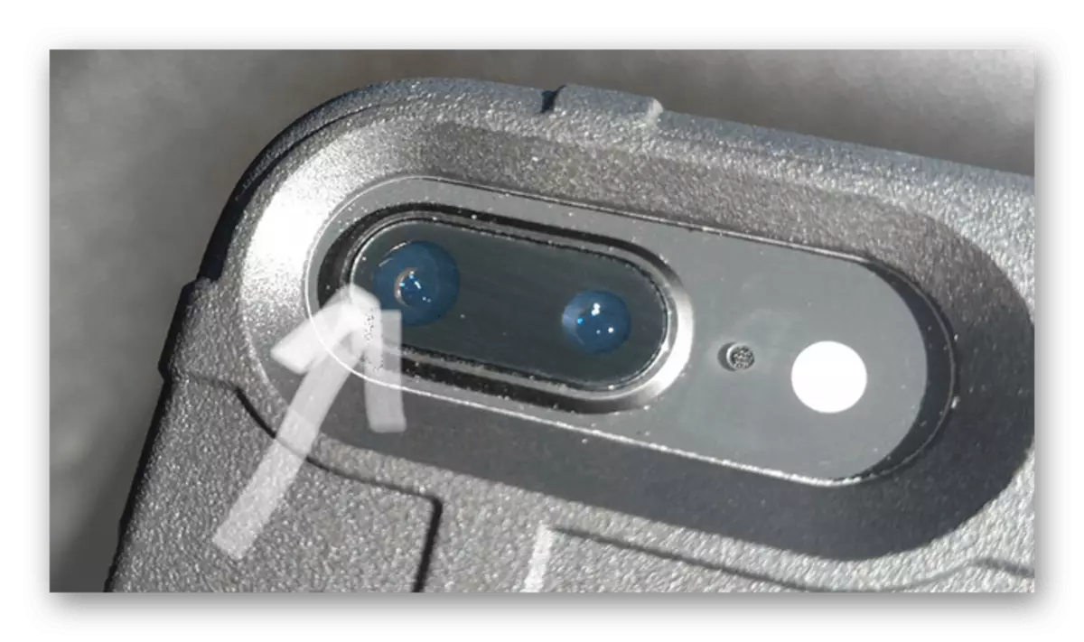 Inspección de la cámara de iPhone para defectos al comprar a partir de la mano.
