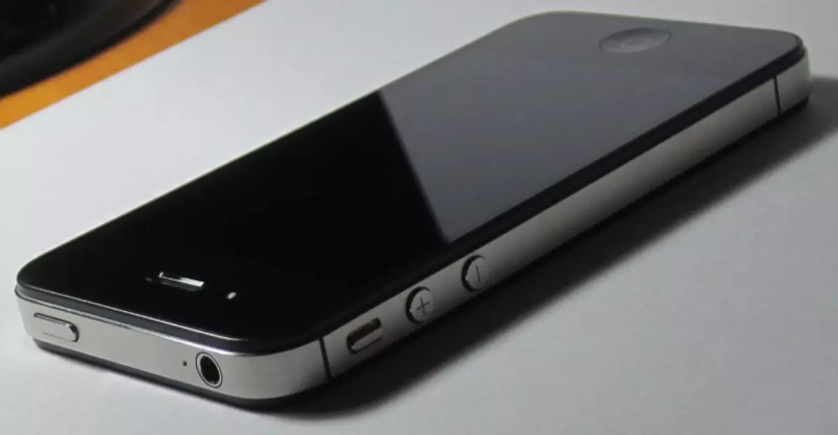 I-Apple iPhone 4s yokuqaqamba i-smartphone nge-iTunes kwimowudi yokubuyisela kwimeko yesiqhelo