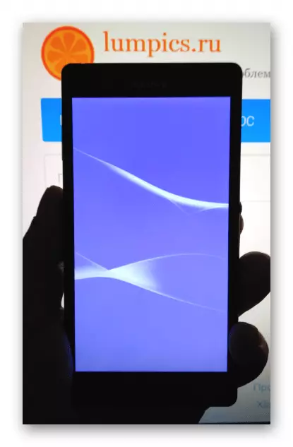 सोनी Xperia Z को साथीको माध्यमबाट एन्ड्रोइडको पुनर्स्थापना पछि स्मार्टफोनमा स्मार्टफोनमा घुमाउँदै
