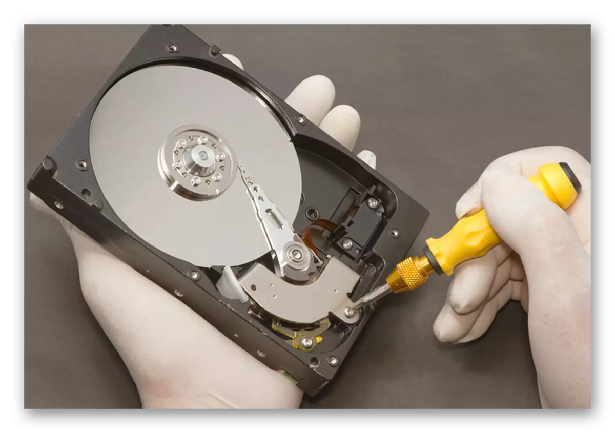 Riparimi i hard disku në qendrën e shërbimit