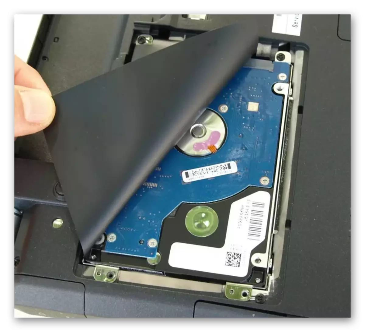Hard disk sa kompartamento sa laptop