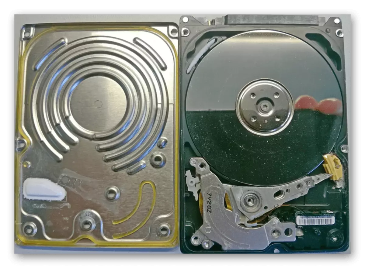 Praf în interiorul hard disk-ului