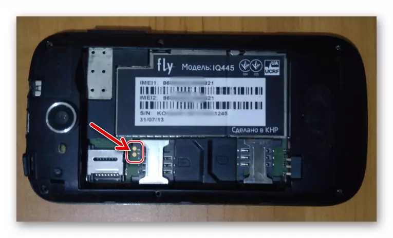 Fly IQ445 Punct de testare pe o placă de bază a smartphone-urilor pentru conectarea la un PC în modul firmware