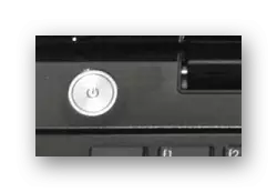 Przycisk inspekcyjny na obudowie laptopa