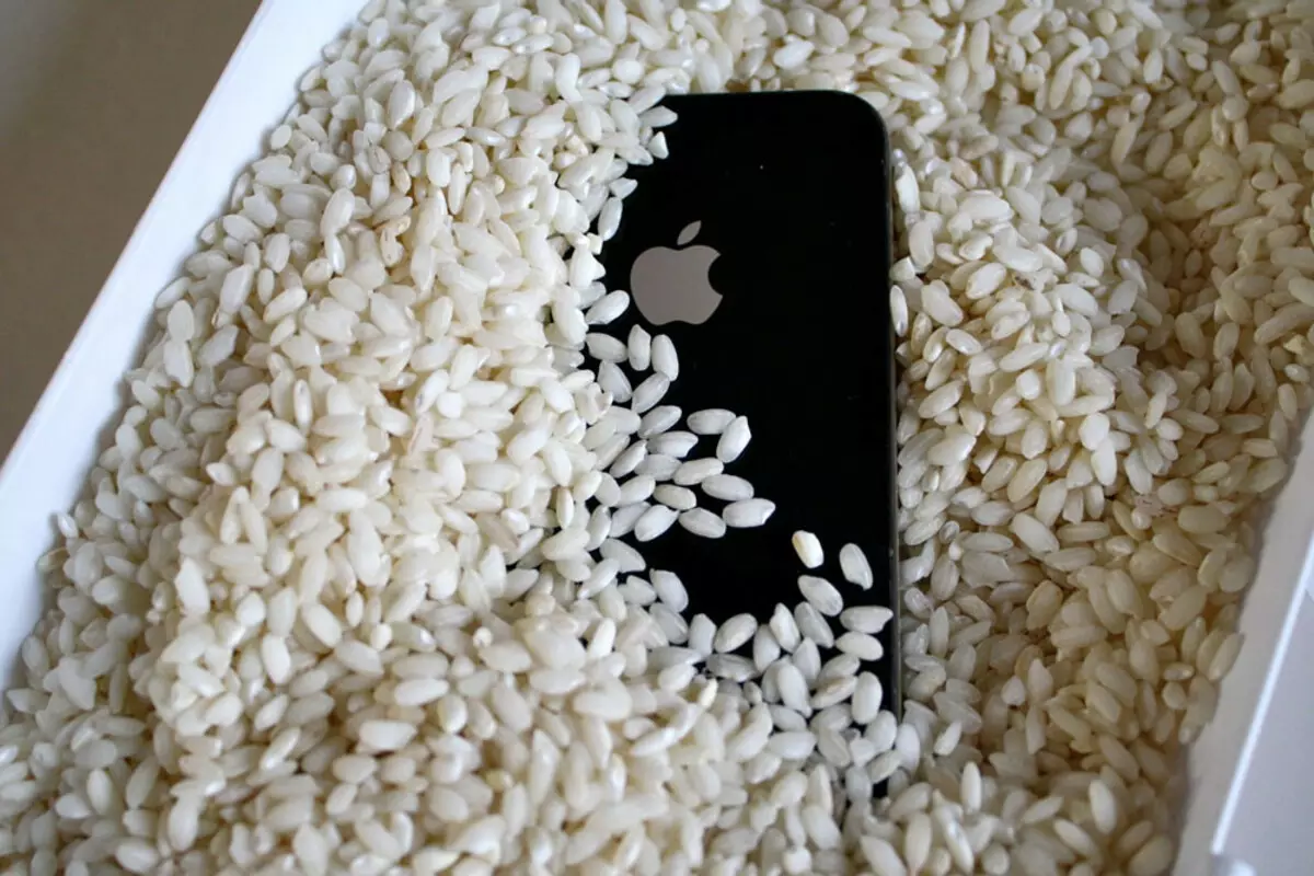 Ngâm iphone trong gạo