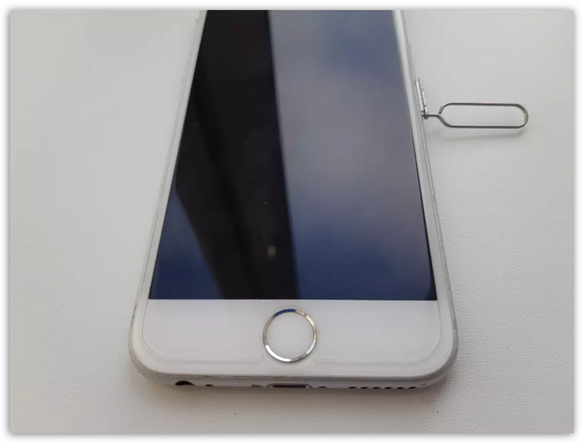 Die opening van SIM-kaart gleuf met clip op iPhone