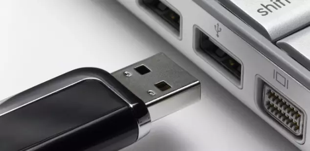 आईफोन चार्ज गर्नका लागि कम्प्युटर USB पोर्ट