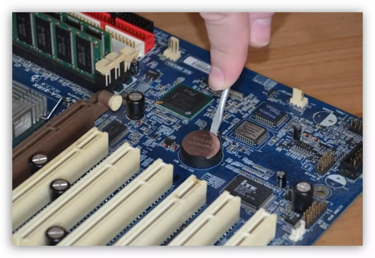 Weromsette BIOS-ynstellings op it moederbord mei in batterij