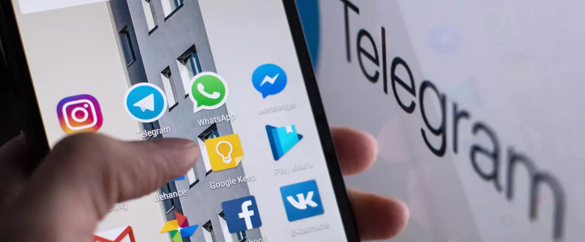 Ħruġ minn telegramma tal-applikazzjoni mobbli fuq smartphone bl-Android