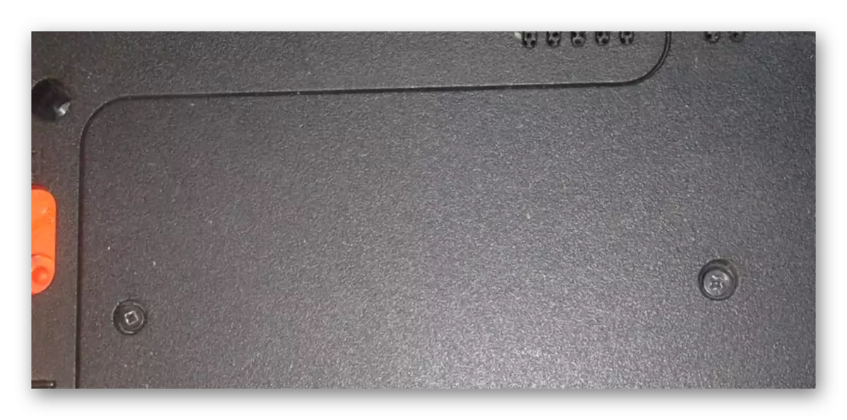 Usuwanie śrub na dolnej powierzchni laptopa