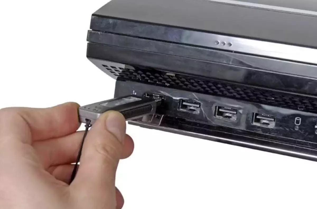De flash-drive aansluiten op USB op PS3