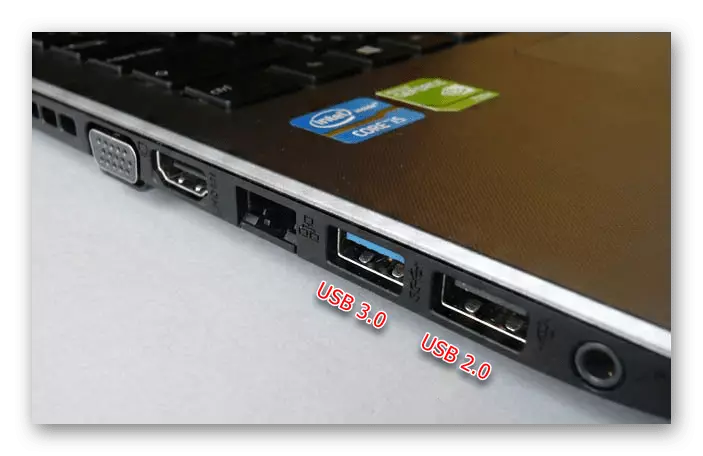 USB 3.0 dhe 2.0 lidhje në një kompjuter portativ