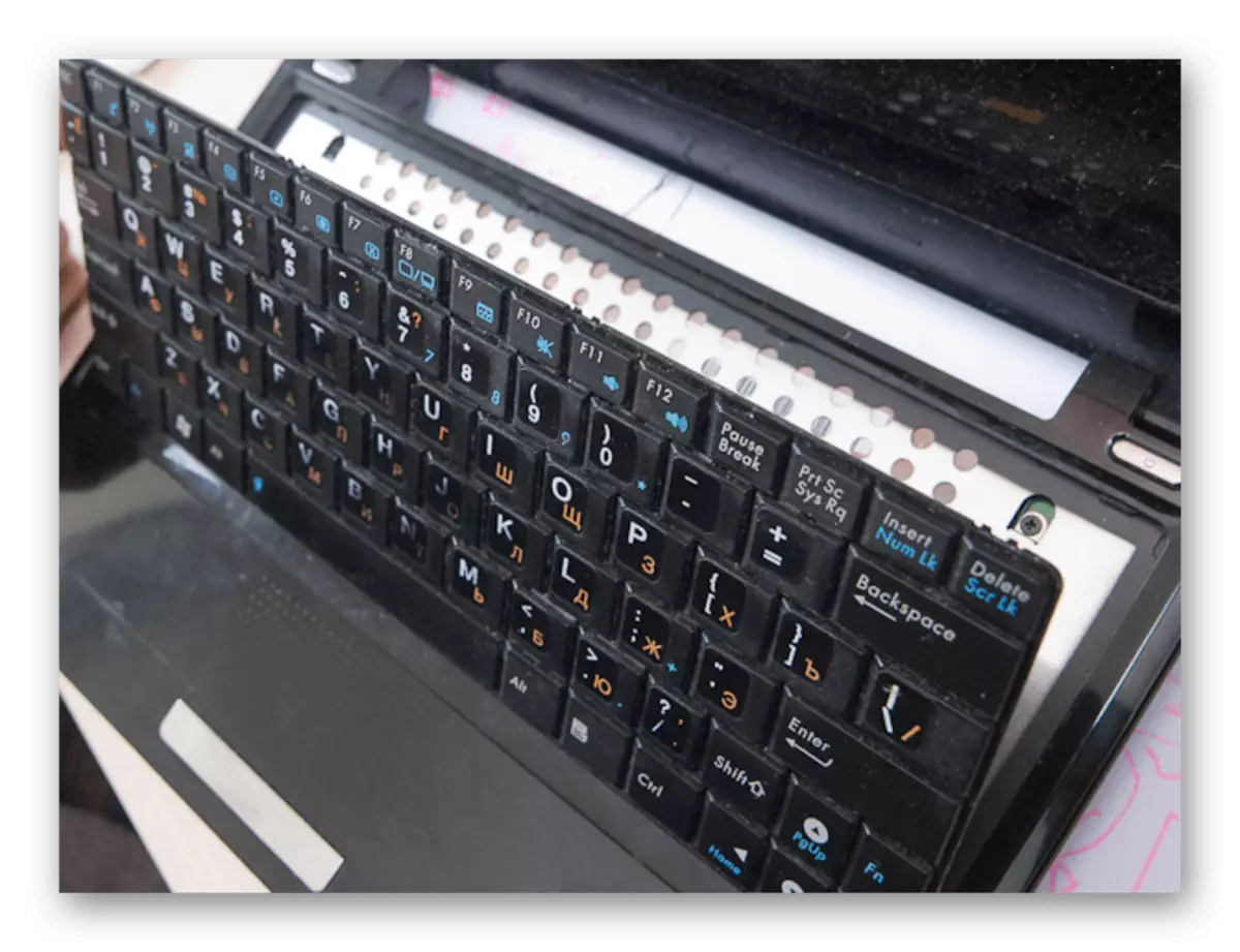 Quá trình trích xuất bàn phím trên máy tính xách tay Asus