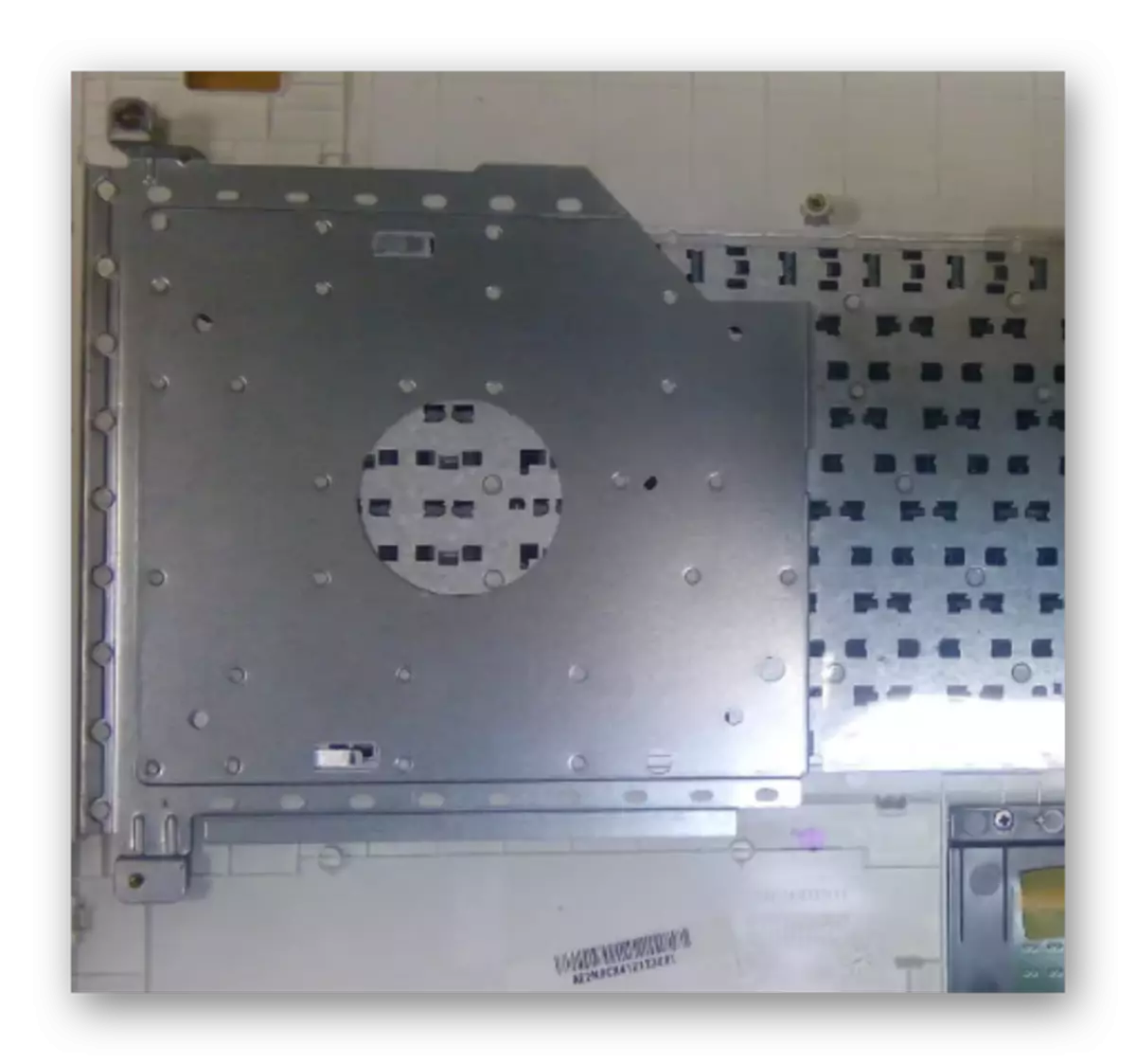 Pritrditev kovinske plošče na prenosnem računalniku Asus