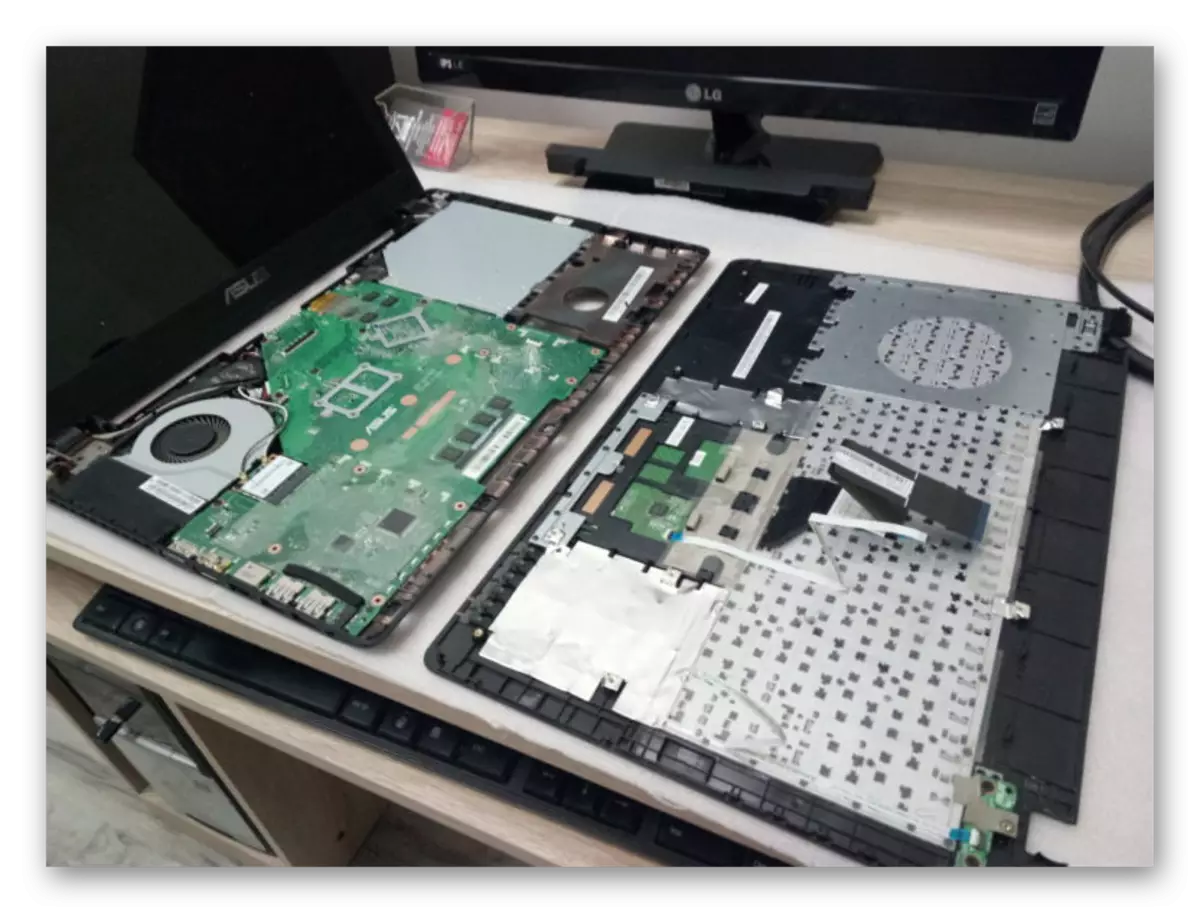 Udane usunięcie górnej pokrywy na laptopie Asus