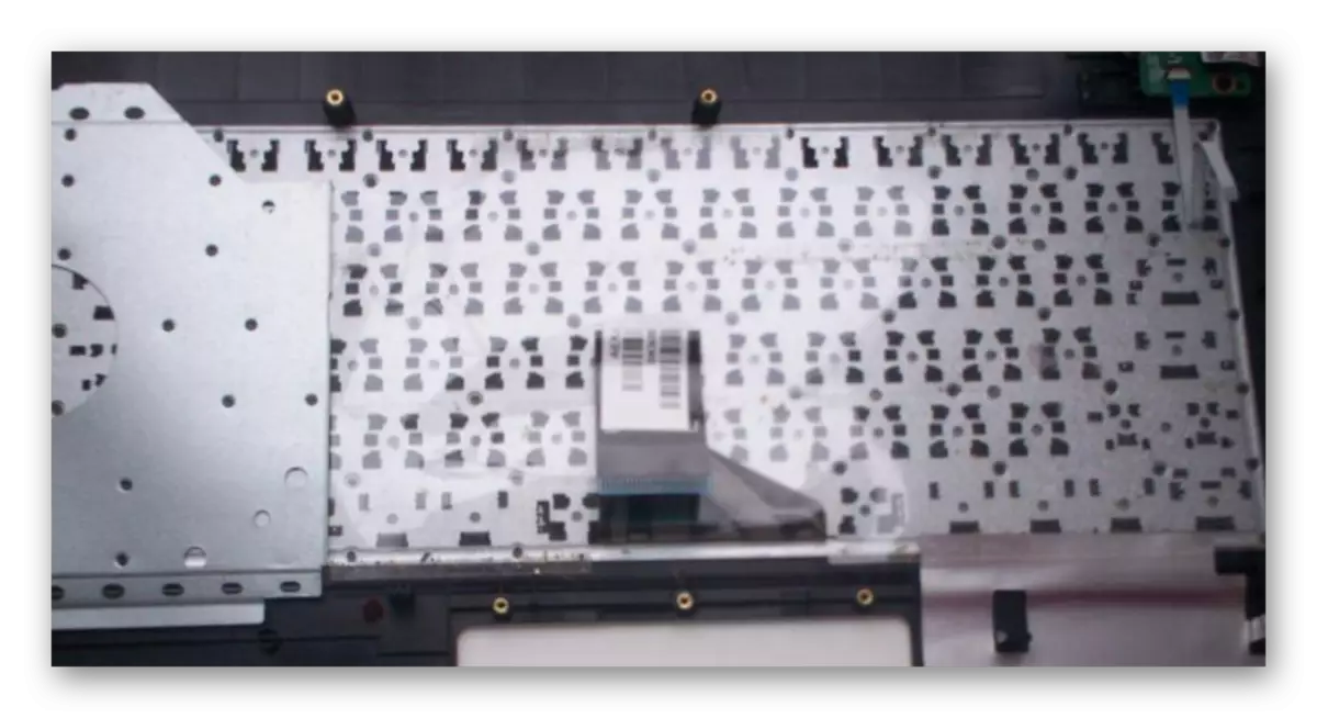 Der Prozess des Grabens des Films von der Tastatur auf dem ASUS-Laptop