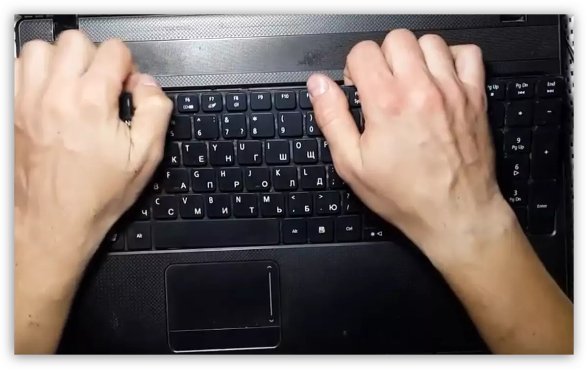 Démontez du clavier sur l'ordinateur portable Acer Aspire 5253