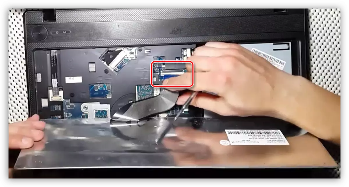 Turning off the keyboard cable on the Acer Aspire 5253 laptop