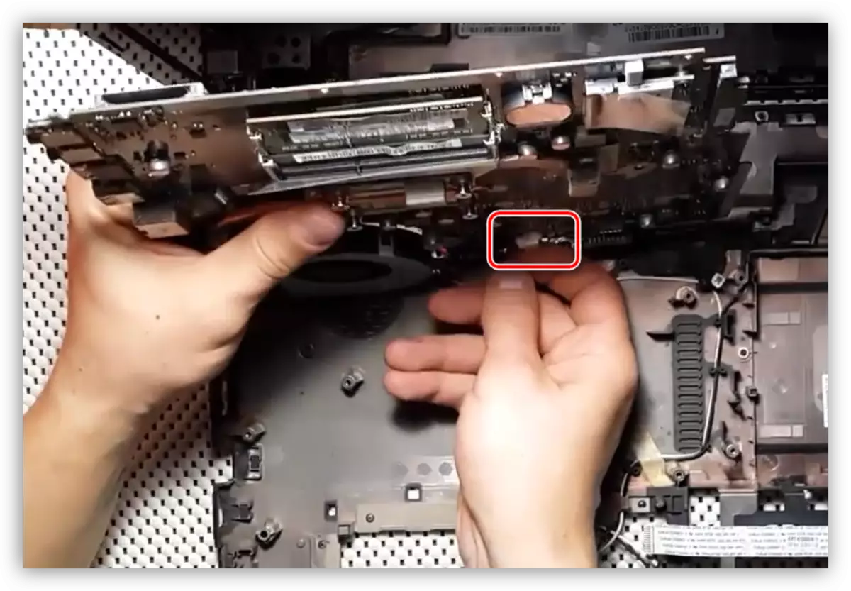 Відключення кабелю живлення на материнській платі ноутбука Acer Aspire 5253