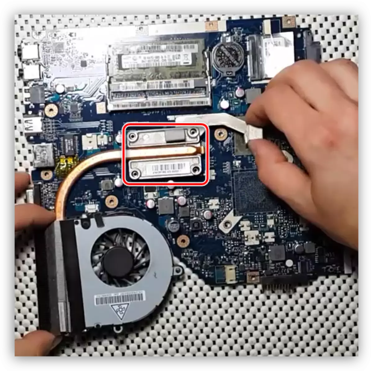 Демонтаж системи охолодження на ноутбуці Acer Aspire 5253