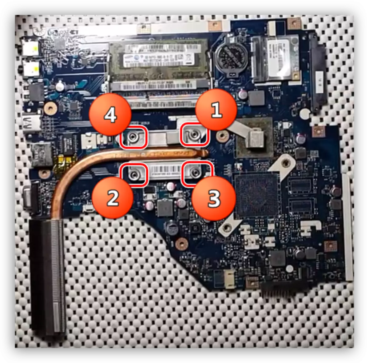 एसर अस्पायर 5253 लैपटॉप शीतलन प्रणाली पर स्क्रू स्क्रू प्रक्रिया