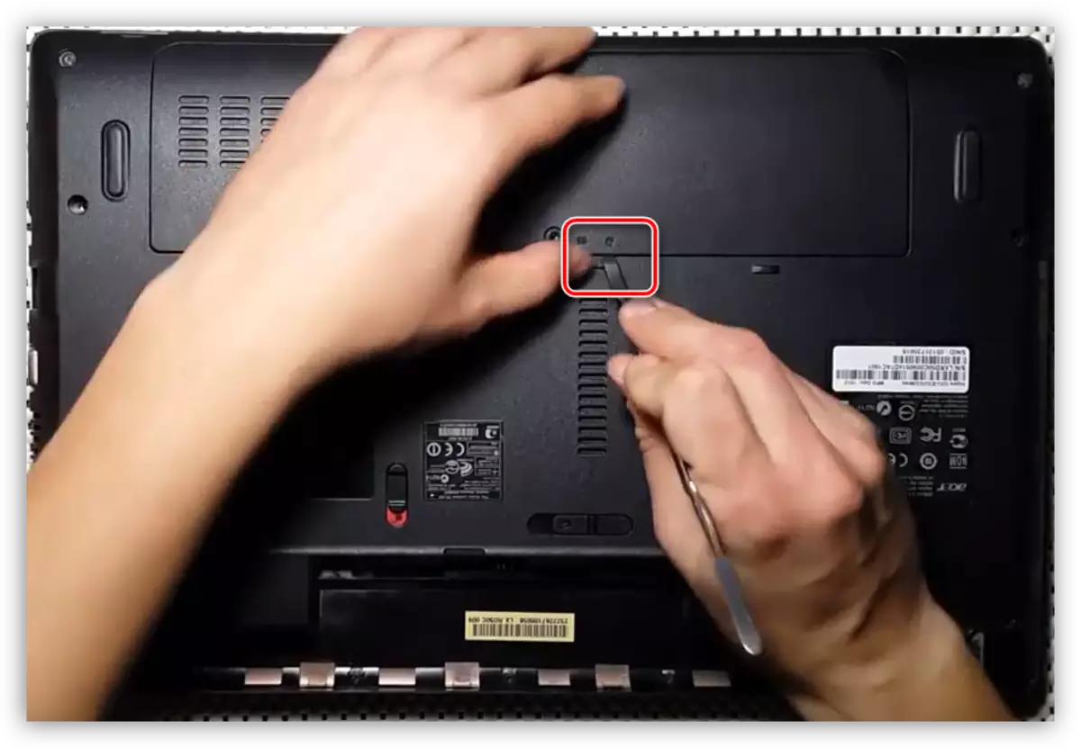 Removendo o compartimento do disco e do compartimento de memória no Acer Aspire 5253 laptop