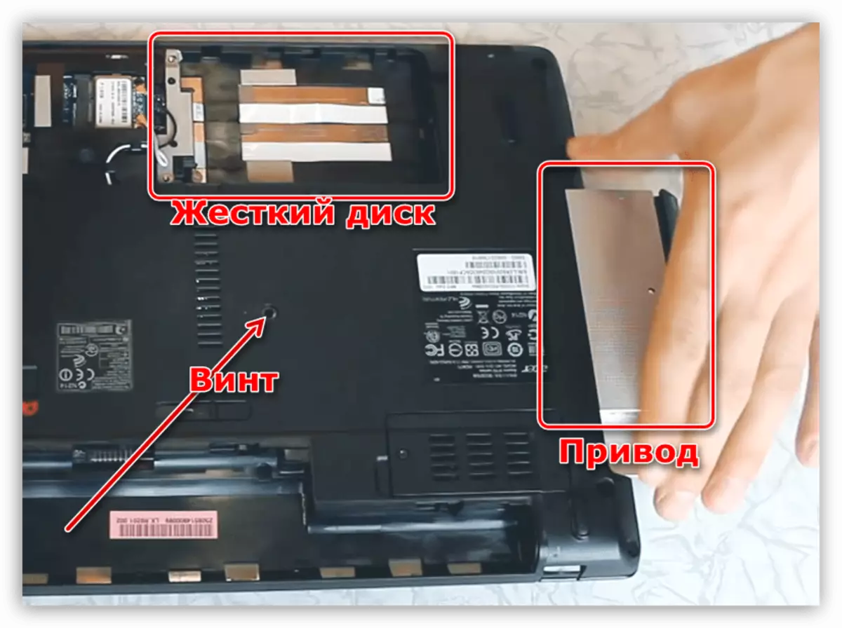 Proces extrahování jednotky z notebooku