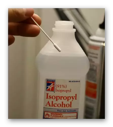Gunakake tongkat katun lan alkohol isopropil