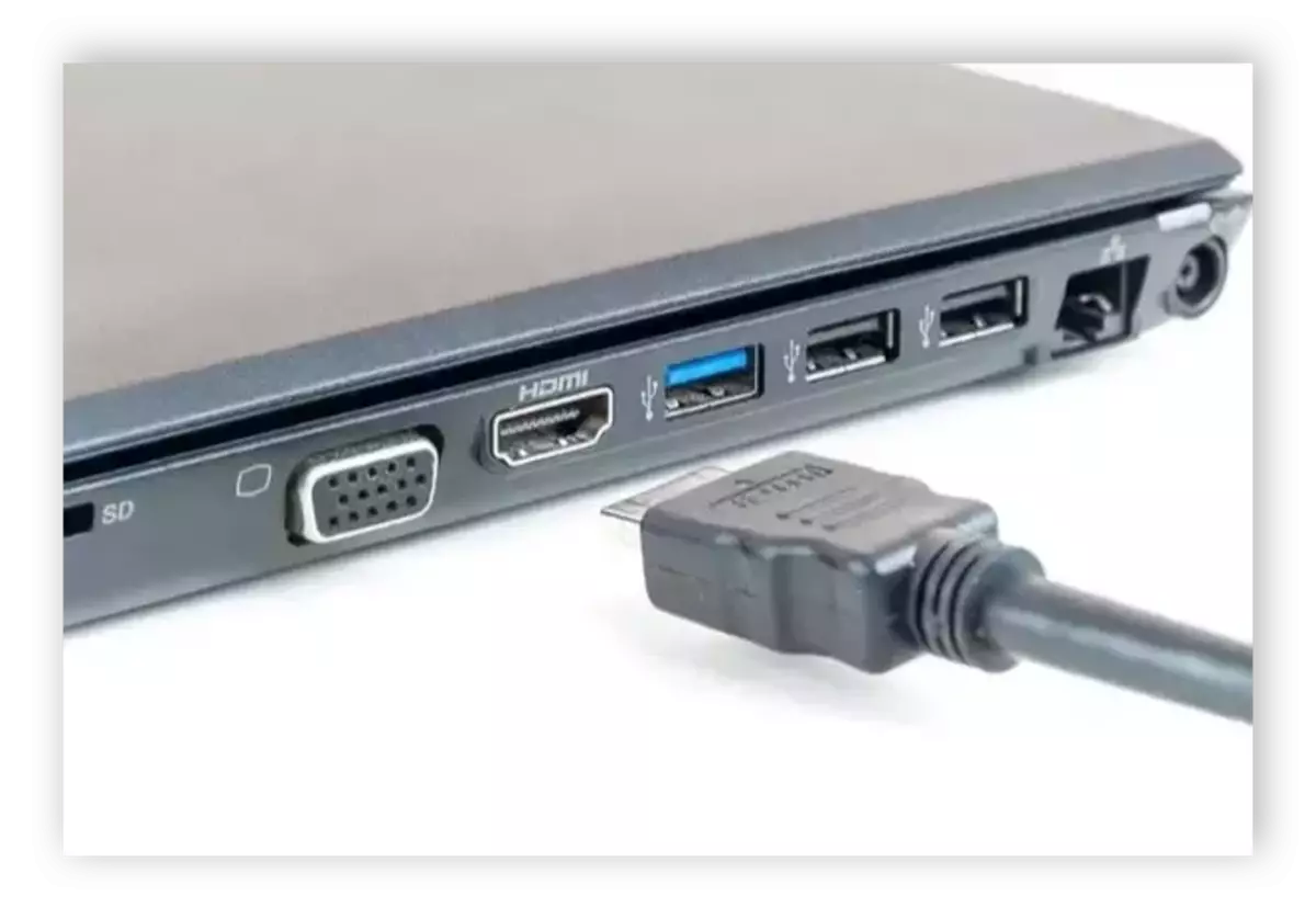HDMI-Stecker auf einem Laptop