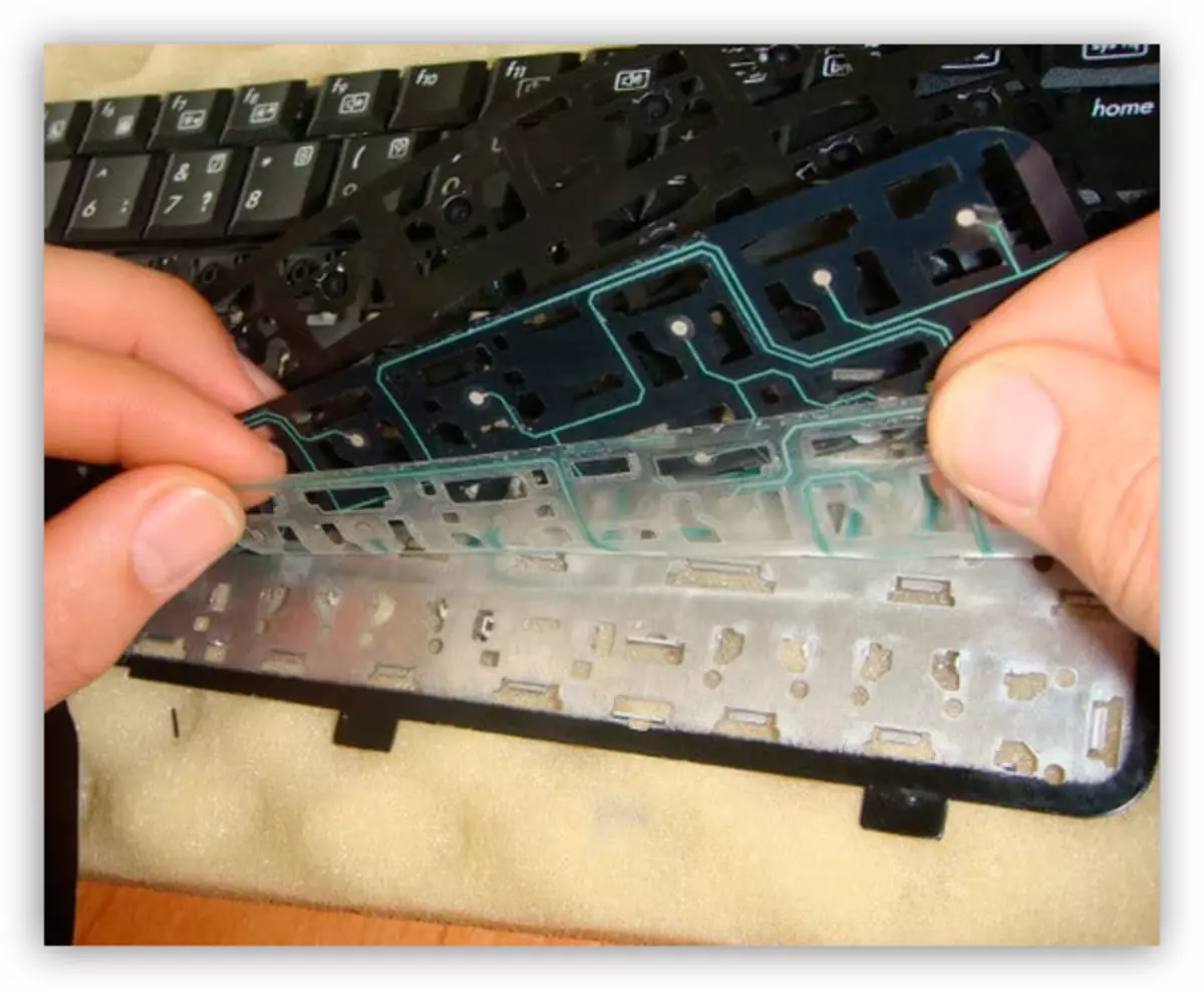 تفكيك كمبيوتر محمول لوحة المفاتيح لتنظيف