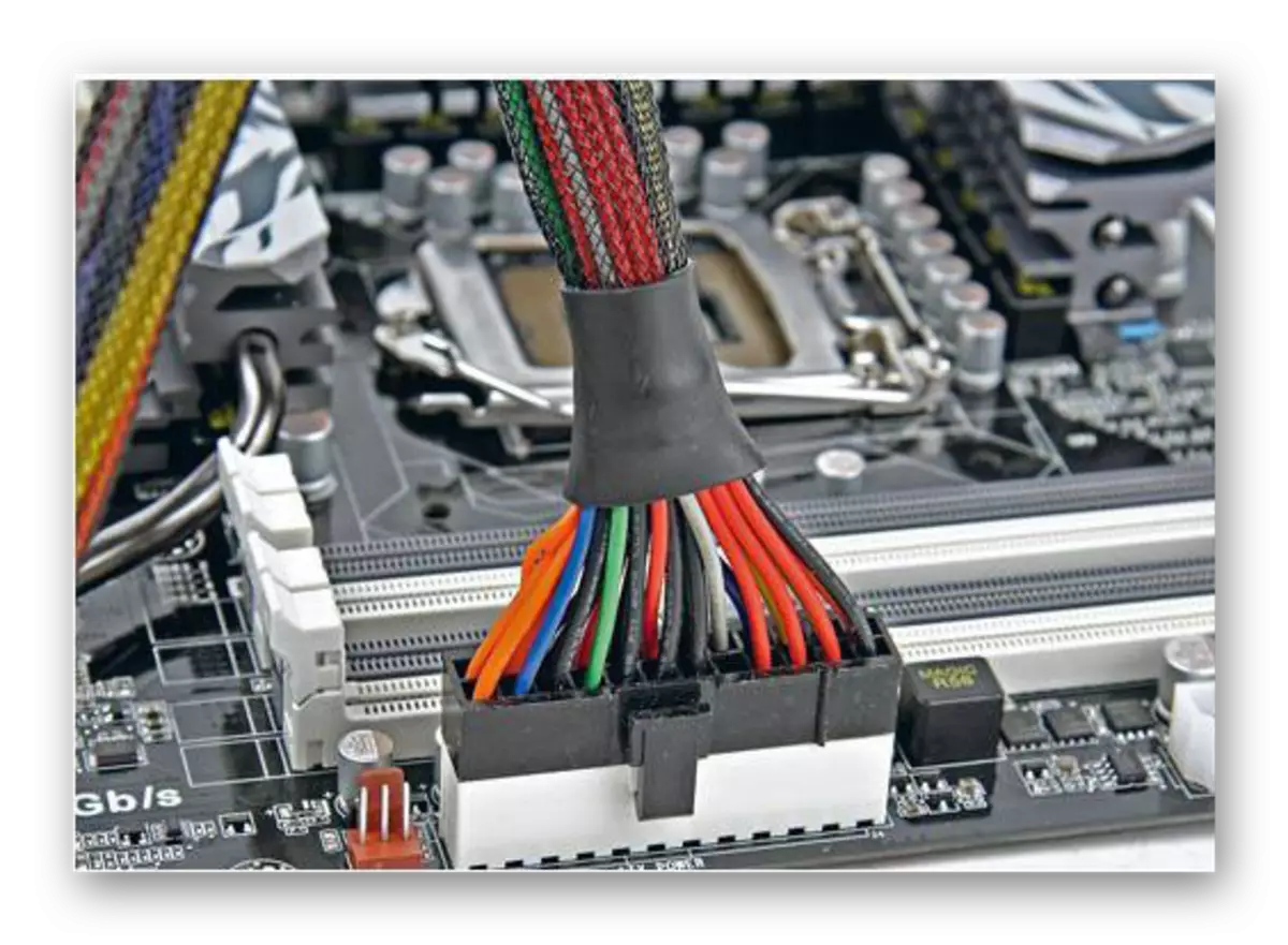 Proses nyambungake pasokan listrik menyang motherboard