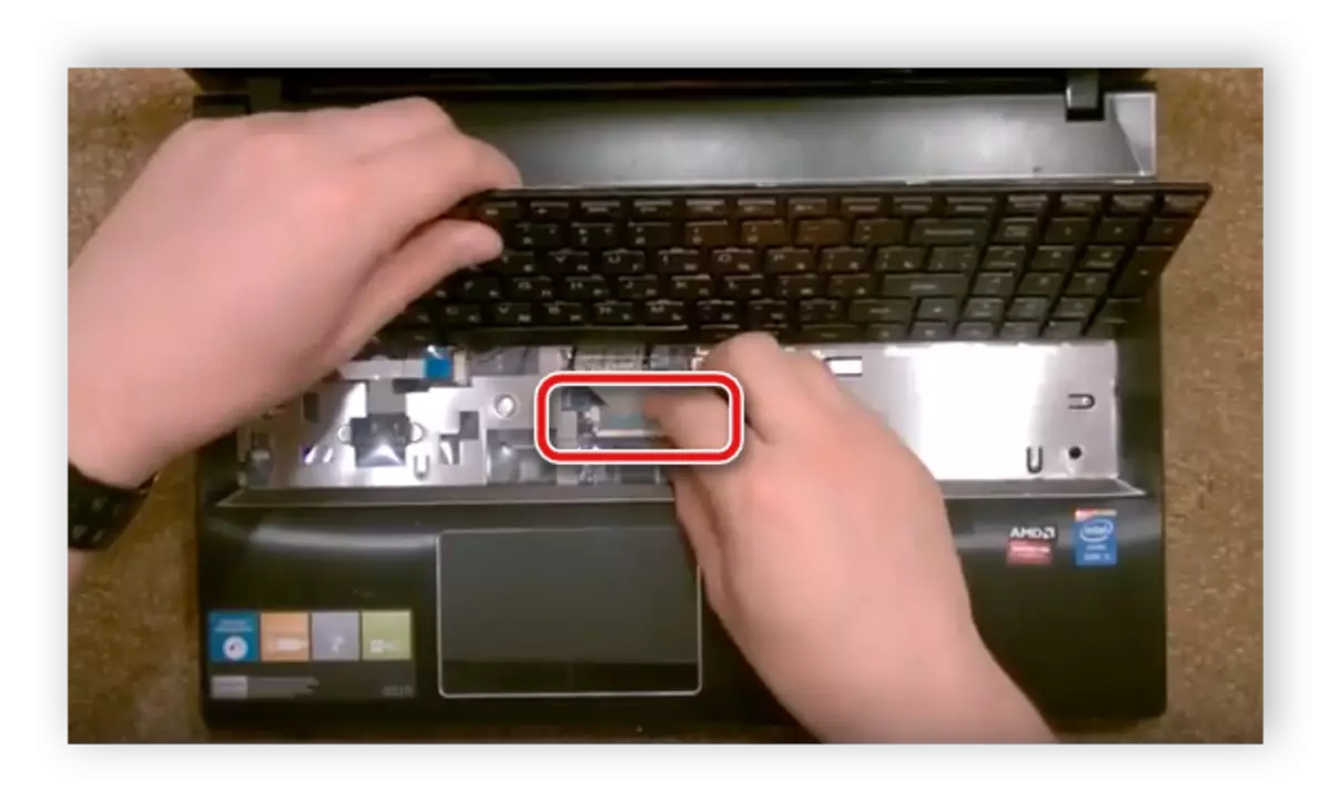 Odłączenie pętli klawiatury Lenovo G500