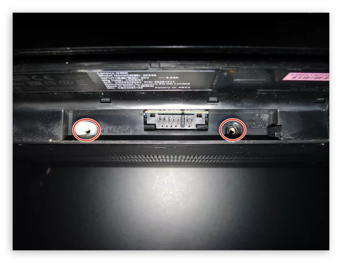 Մարտկոցի տակ գտնվող պտուտակները հիշեցնում են Lenovo G500- ը