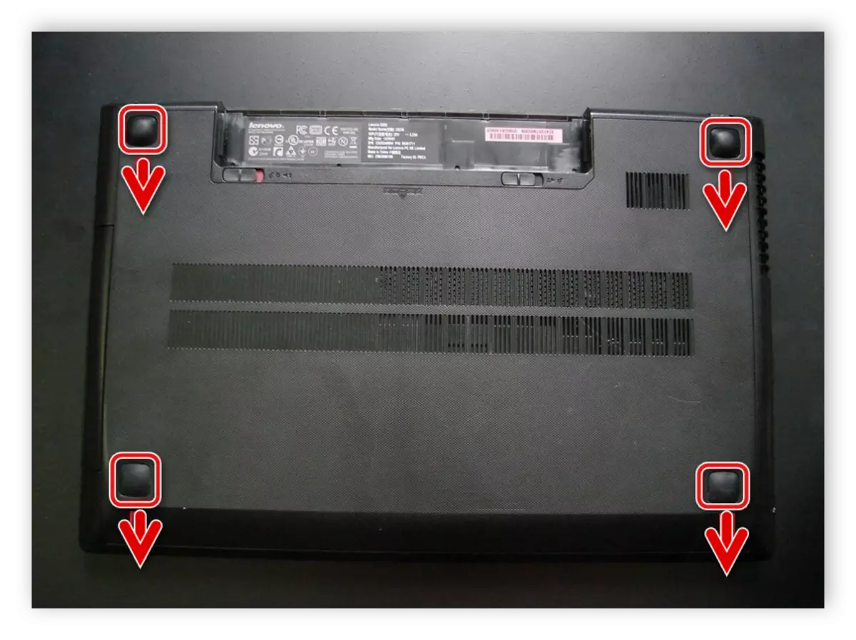 Fjernelse af skruerne under bagbenene på Lenovo G500 laptop
