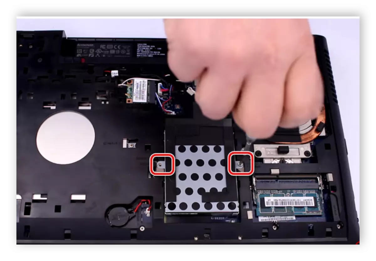 Odstránenie pevného disku na notebooku Lenovo G500
