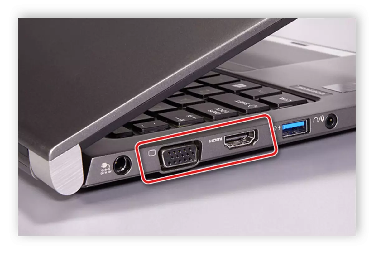 लैपटॉप पर एचडीएमआई और वीजीए कनेक्टर