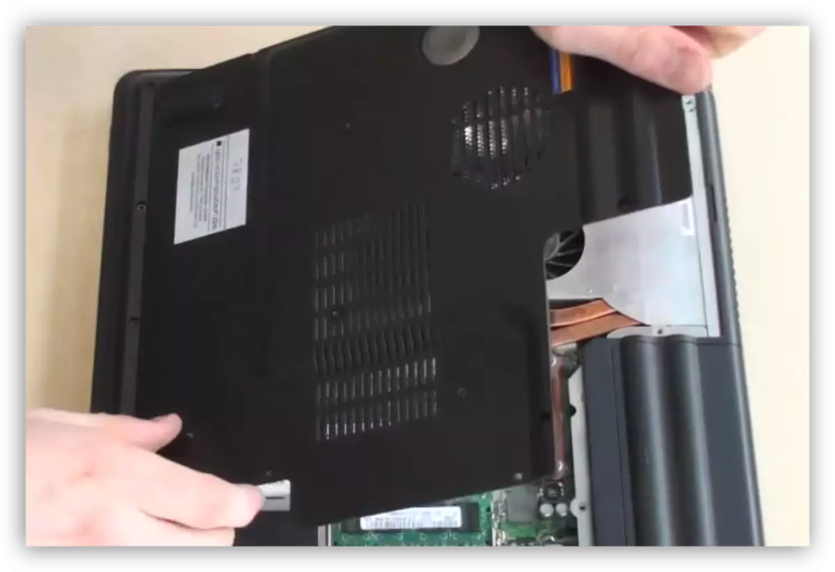 bir laptop disassembling zaman xidmət örtüyü aradan qaldırılması