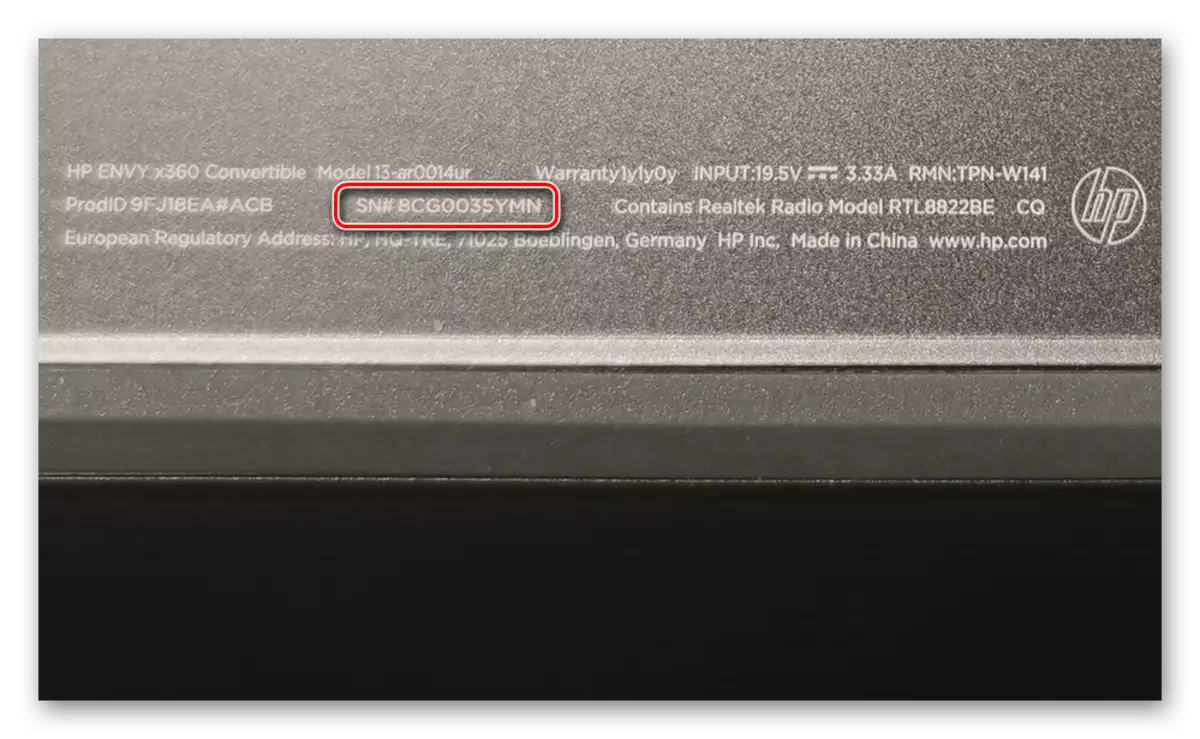 Laptop serial number sa anyo ng isang inskripsyon sa likod ng kaso